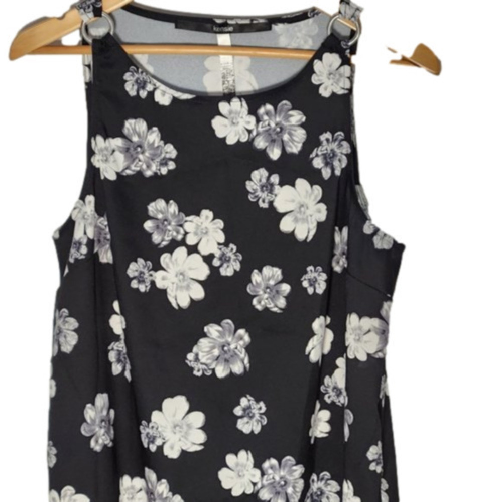 181. Kenzie Black & White Floral Tank Top w/silver accents sz M